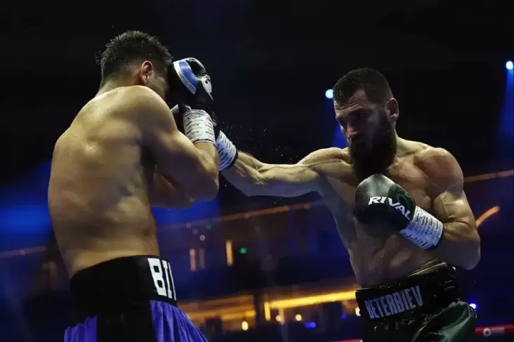 Wlzyw Box,Dalam dunia tinju kelas berat ringan, dua nama besar asal Rusia yang selalu menarik perhatian adalah Artur Beterbiev dan Dmitry Bivol. Meskipun keduanya memiliki kesamaan dalam hal kemampuan teknis, fisik, dan mental, ada beberapa perbedaan signifikan dalam gaya bertarung mereka