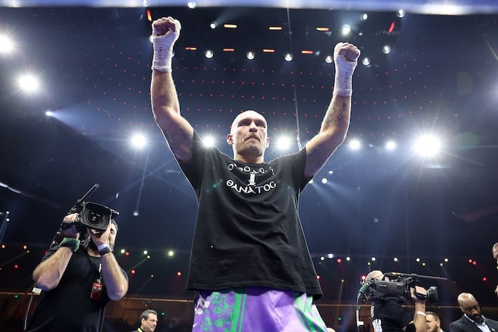 Oleksandr Usyk, juara dunia kelas berat pemegang tiga sabuk juara, merespons tantangan Daniel Dubois untuk melaksanakan duel ulang setelah kemenangan mereka di Agustus 2023.